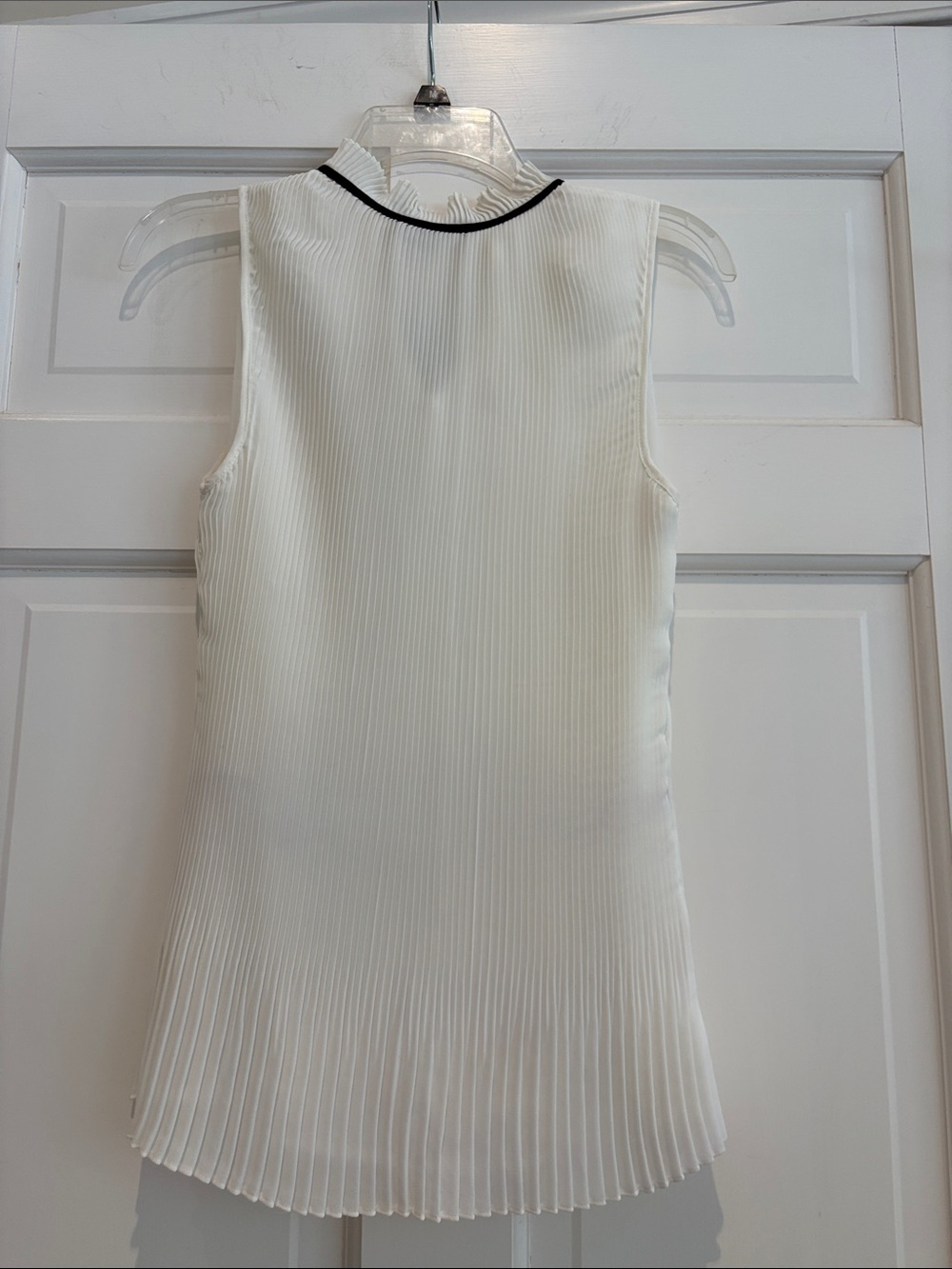 DKNY White Pleated Sleeveless Blouse with Neck Tie - Picture 4 of 5